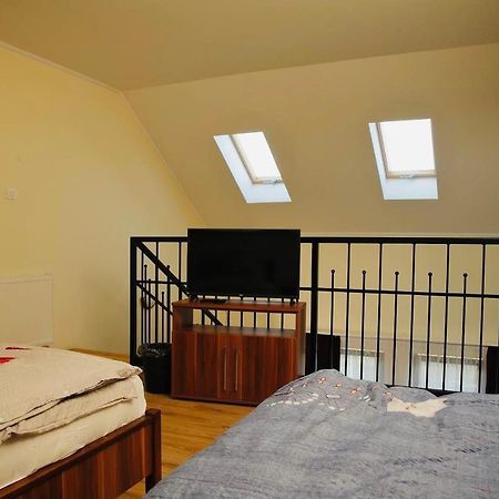 Viktor Vendeghaz Es Apartmanhaz Baktaloranthaza Exterior photo