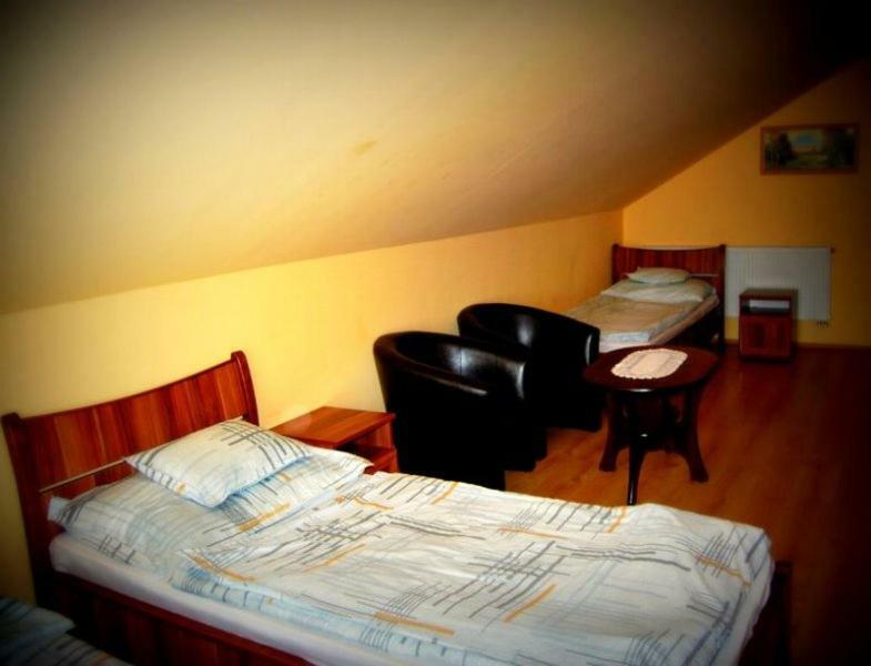 Viktor Vendeghaz Es Apartmanhaz Baktaloranthaza Exterior photo